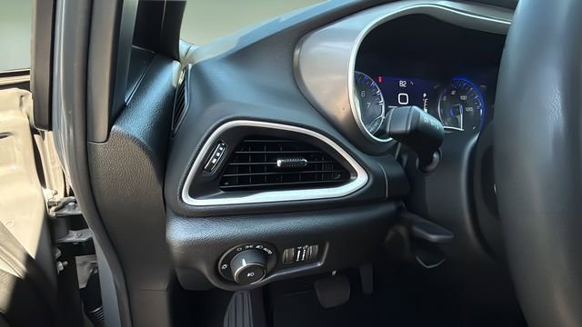 Used 2025 Chrysler Pacifica Select image 21