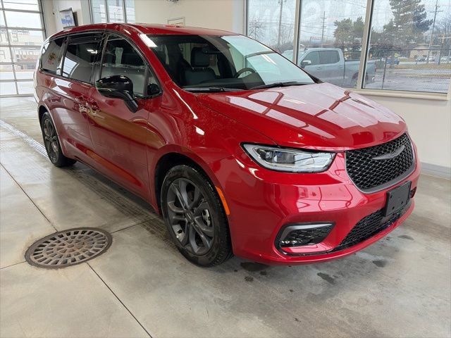 Used 2026 Chrysler Pacifica Select image 3