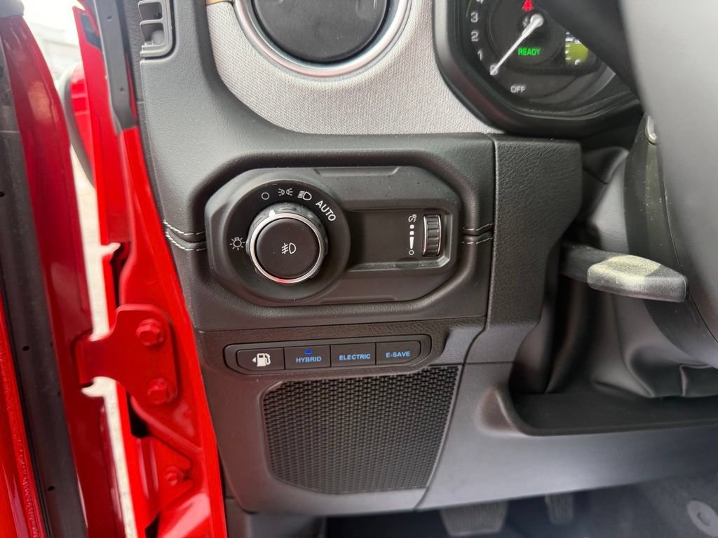 Used 2025 Jeep Wrangler Unlimited Sahara w/ Safety Group AWD/4WD image 17