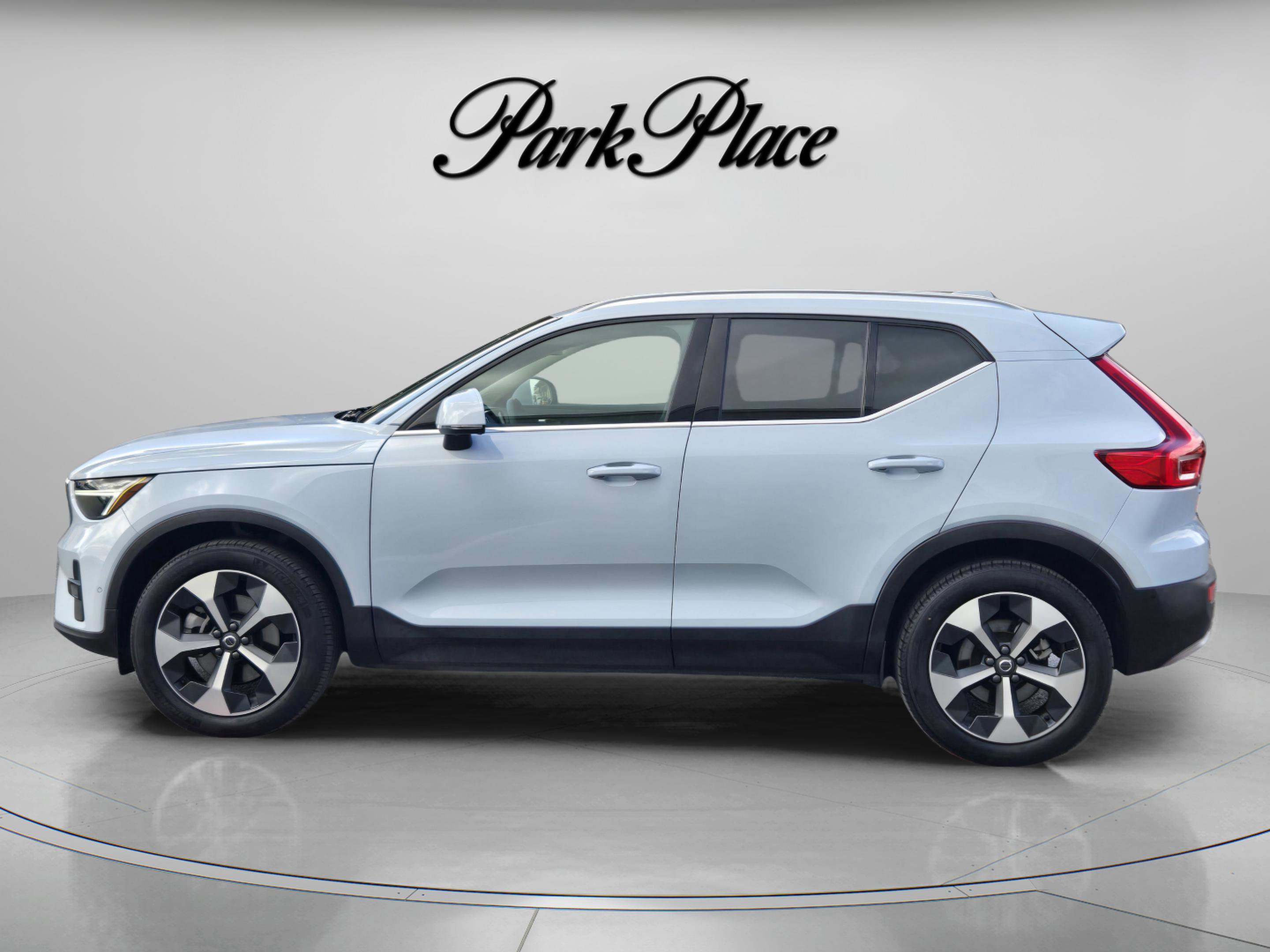 Used 2025 Volvo XC40 B5 Plus image 2