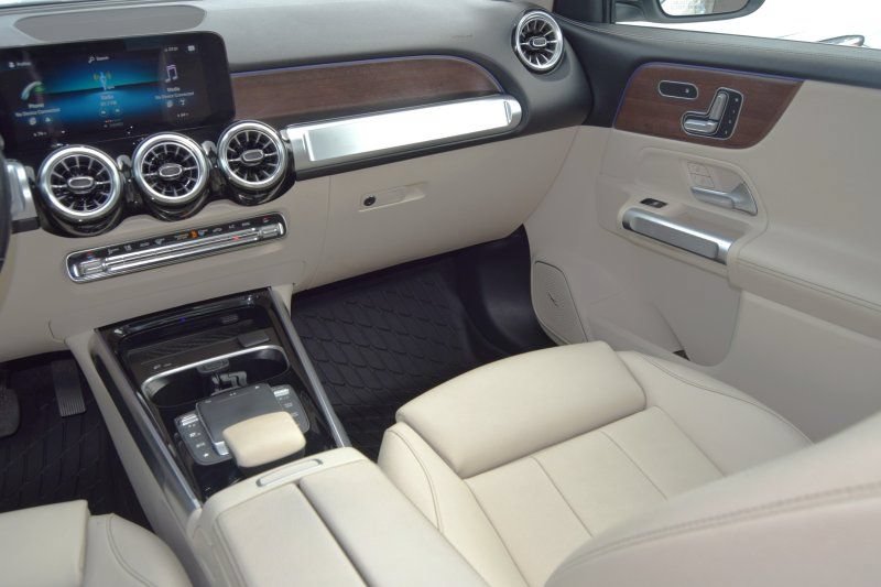Used 2023 Mercedes-Benz GLB 250 4MATIC w/ Premium Package image 31