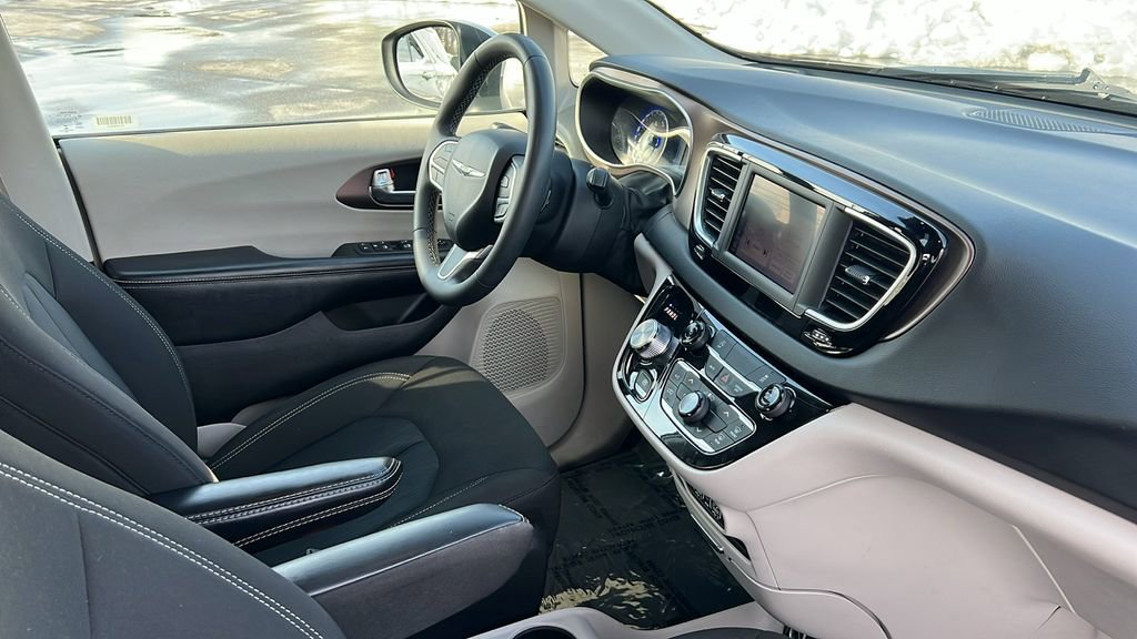 Used 2023 Chrysler Voyager LX image 11