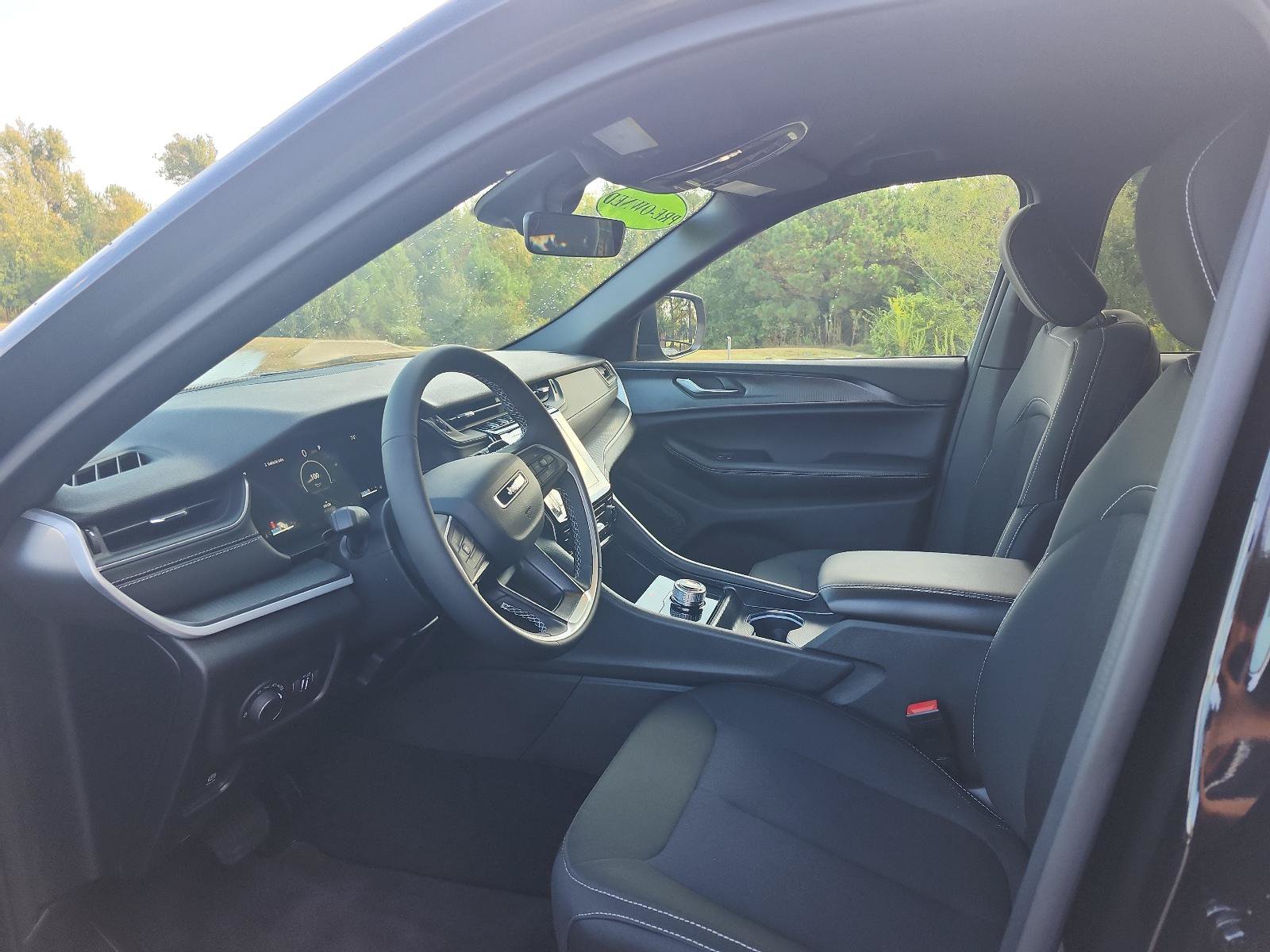 Used 2026 Jeep Grand Cherokee Laredo RWD image 12