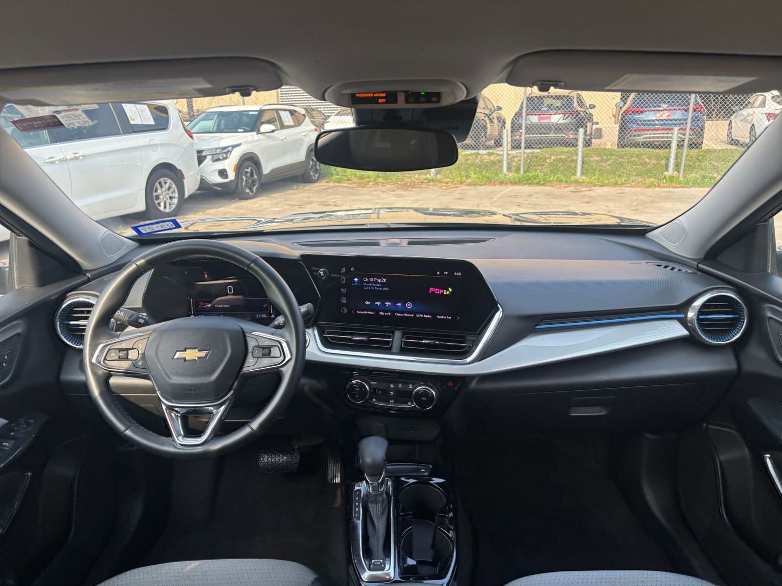 Used 2025 Chevrolet Trax LT w/ LT Convenience Package FWD image 32