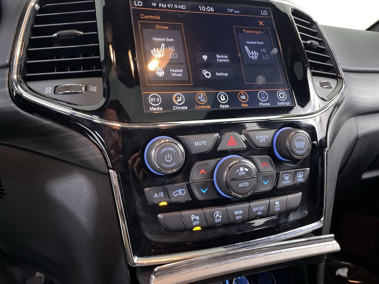 Used 2020 Jeep Grand Cherokee Altitude AWD/4WD image 17