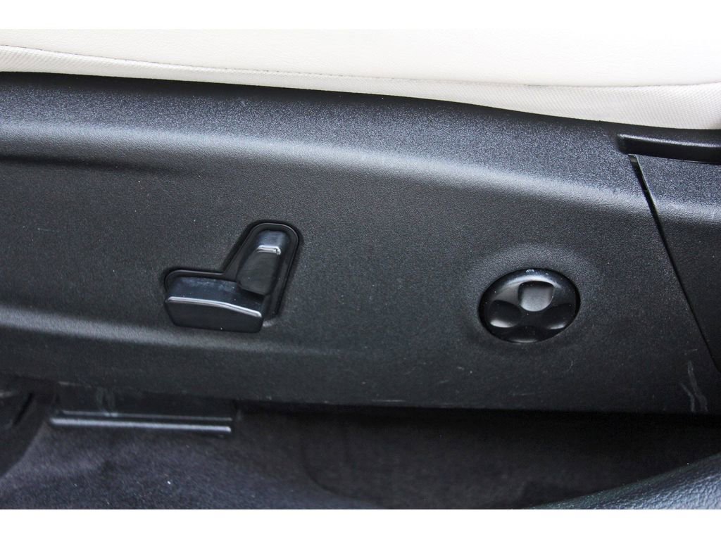 Used 2017 Chrysler 300 Limited image 32