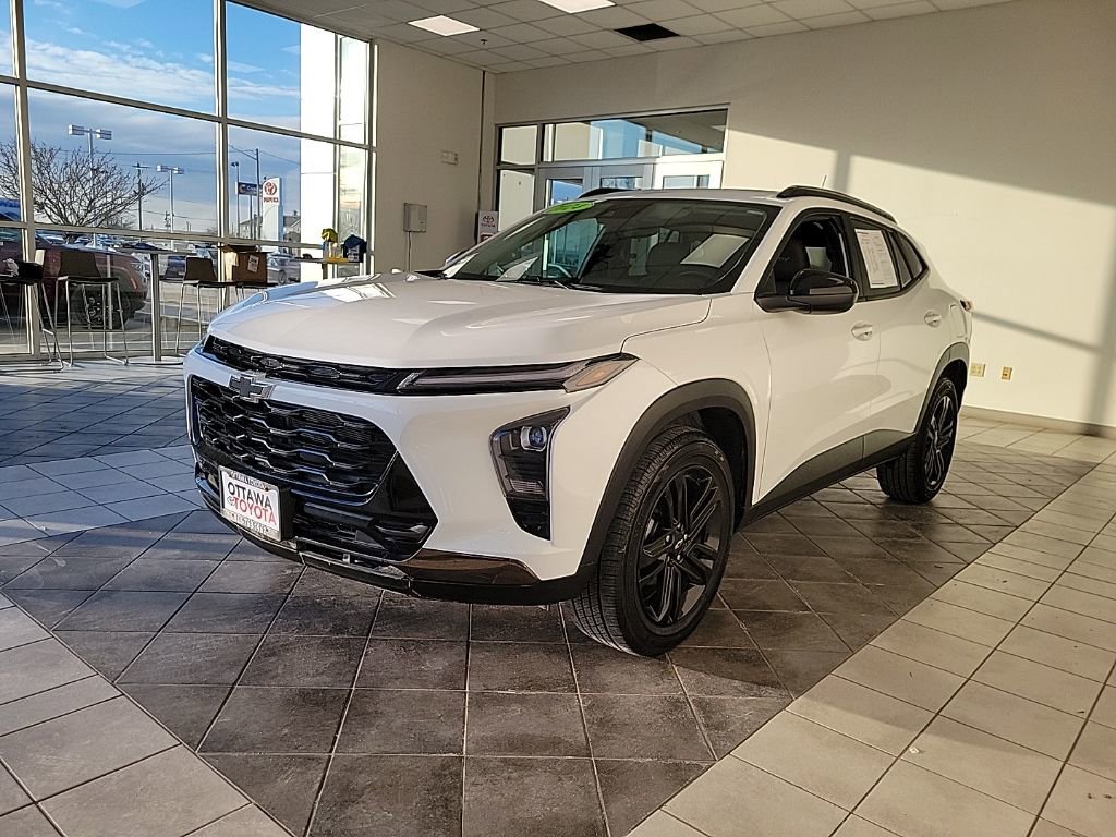 Used 2024 Chevrolet Trax ACTIV w/ Sunroof Package image 2