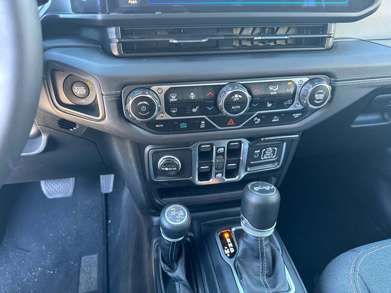 Used 2025 Jeep Wrangler Sahara w/ Safety Group image 28