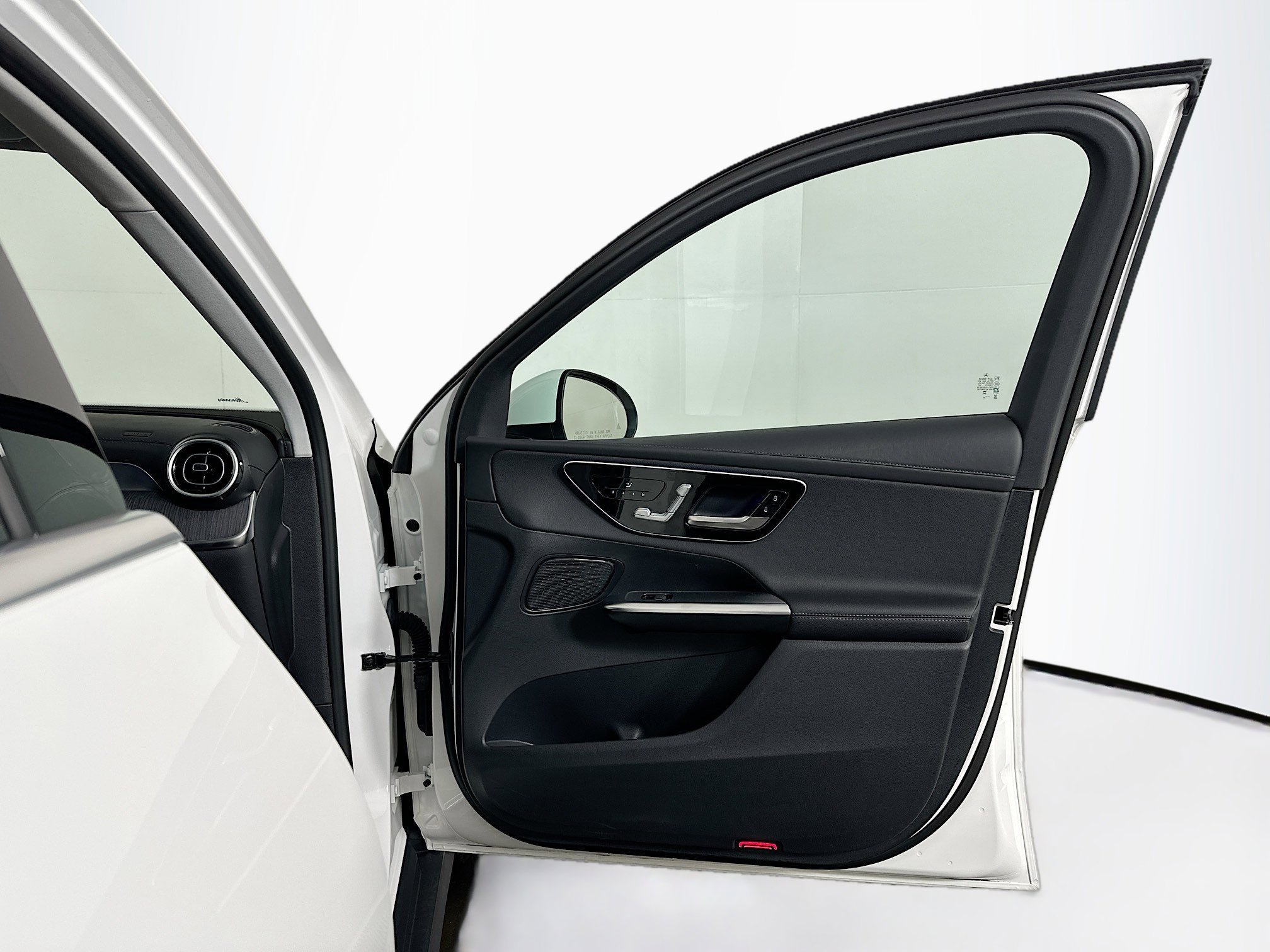 Used 2024 Mercedes-Benz GLC 300 image 32