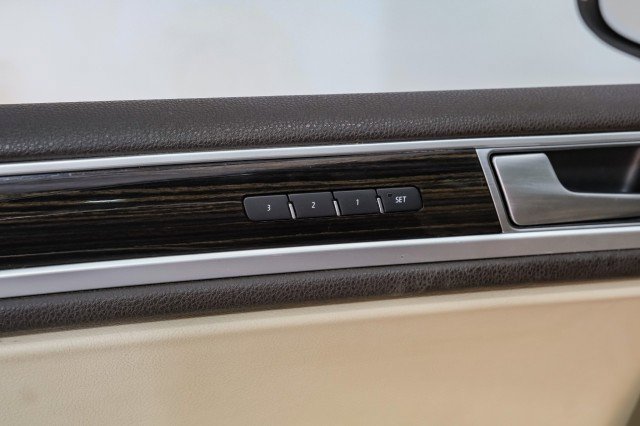 Used 2017 Volkswagen Touareg Executive AWD/4WD image 45