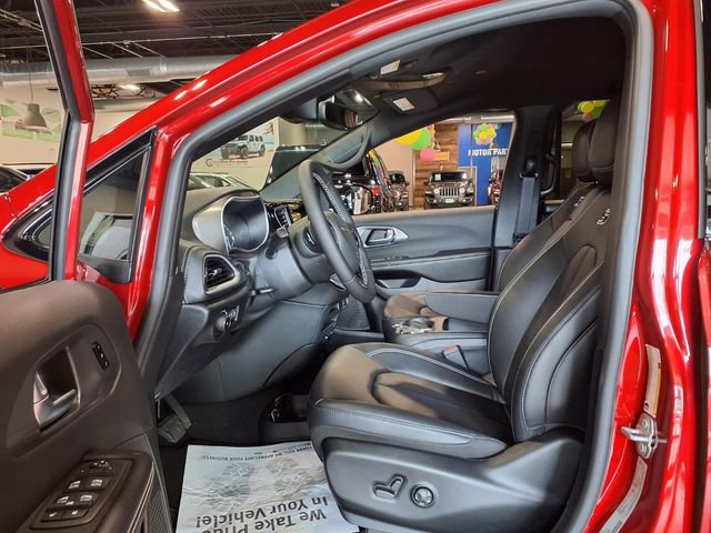Used 2026 Chrysler Pacifica Select FWD image 15