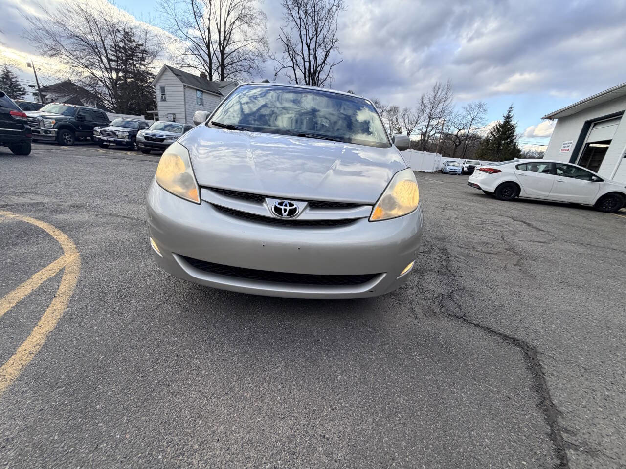 Used 2010 Toyota Sienna XLE Limited image 3