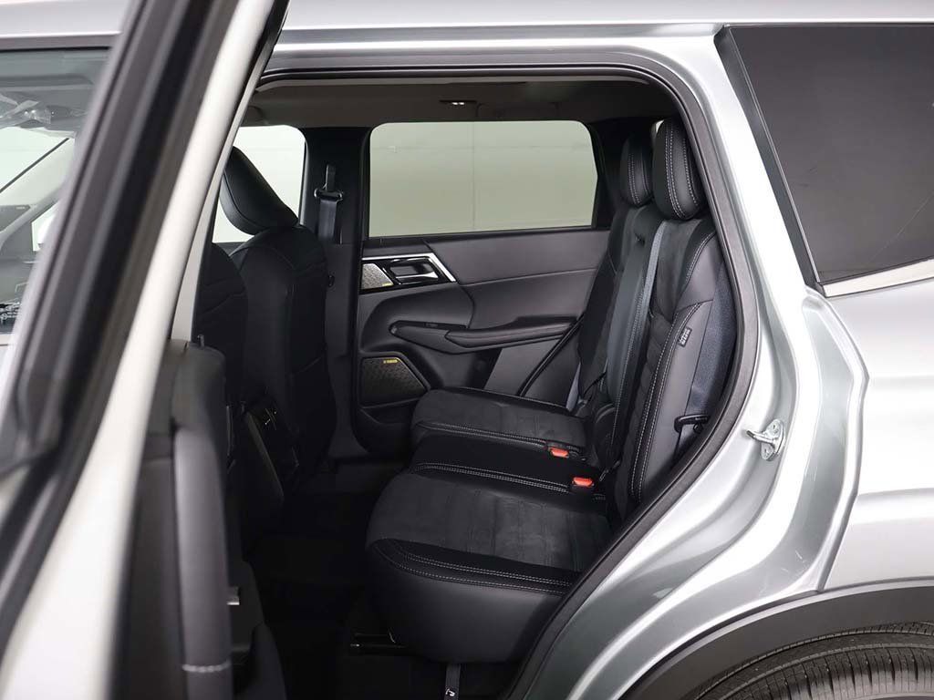 New 2025 Mitsubishi Outlander SE image 36