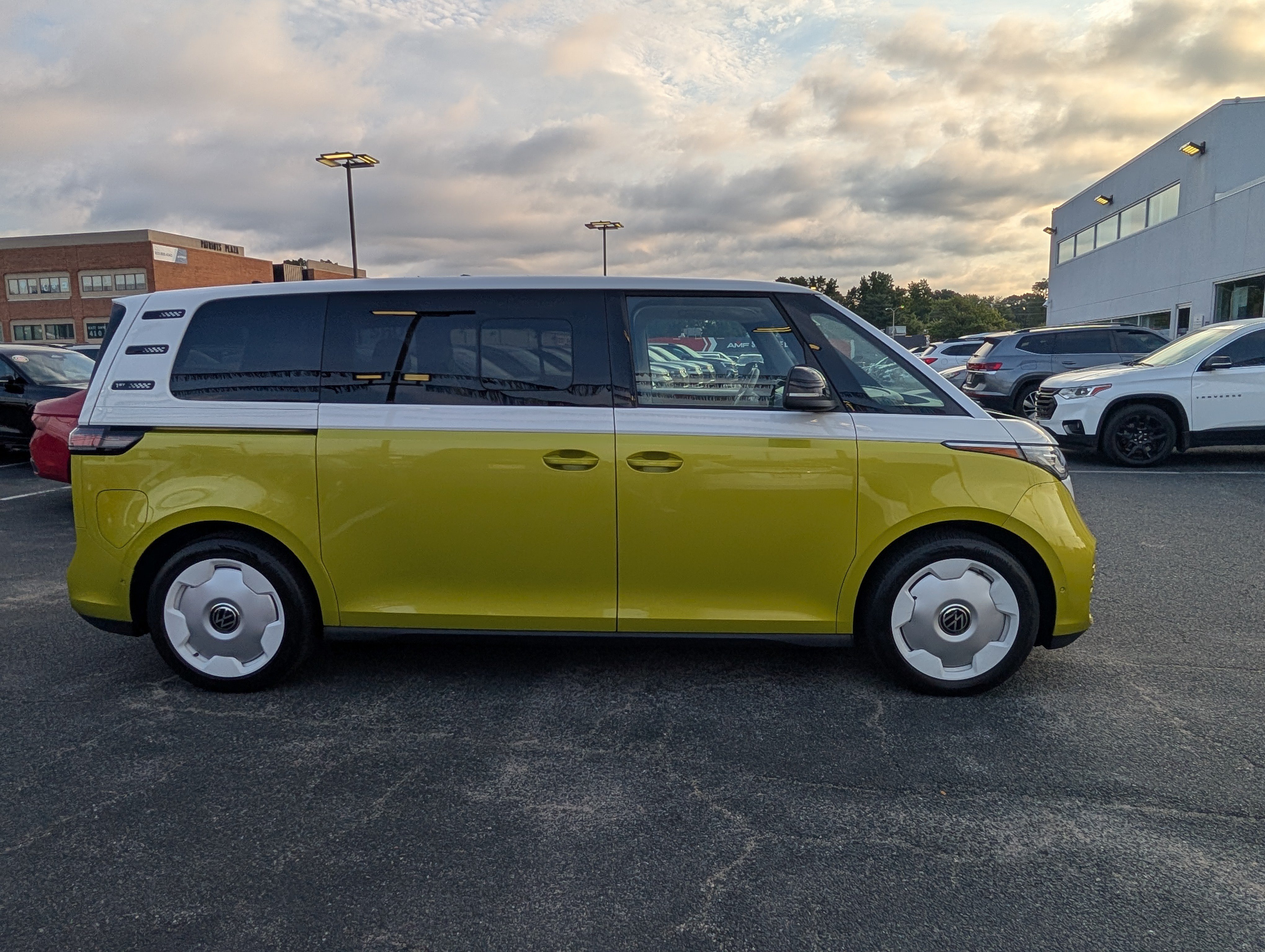 Used 2025 Volkswagen ID. Buzz 1st Edition w/ Cupholders Package AWD/4WD image 2