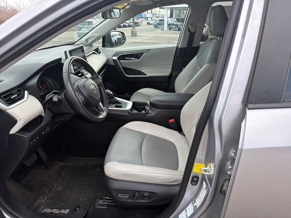 Used 2020 Toyota RAV4 XLE Premium image 9