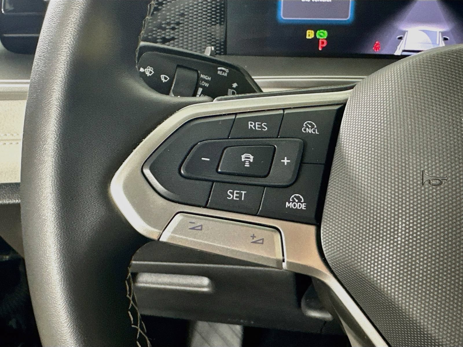 Certified 2025 Volkswagen Tiguan SE AWD/4WD image 18