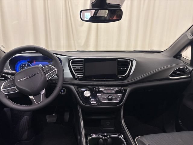 Used 2026 Chrysler Pacifica Limited FWD image 19