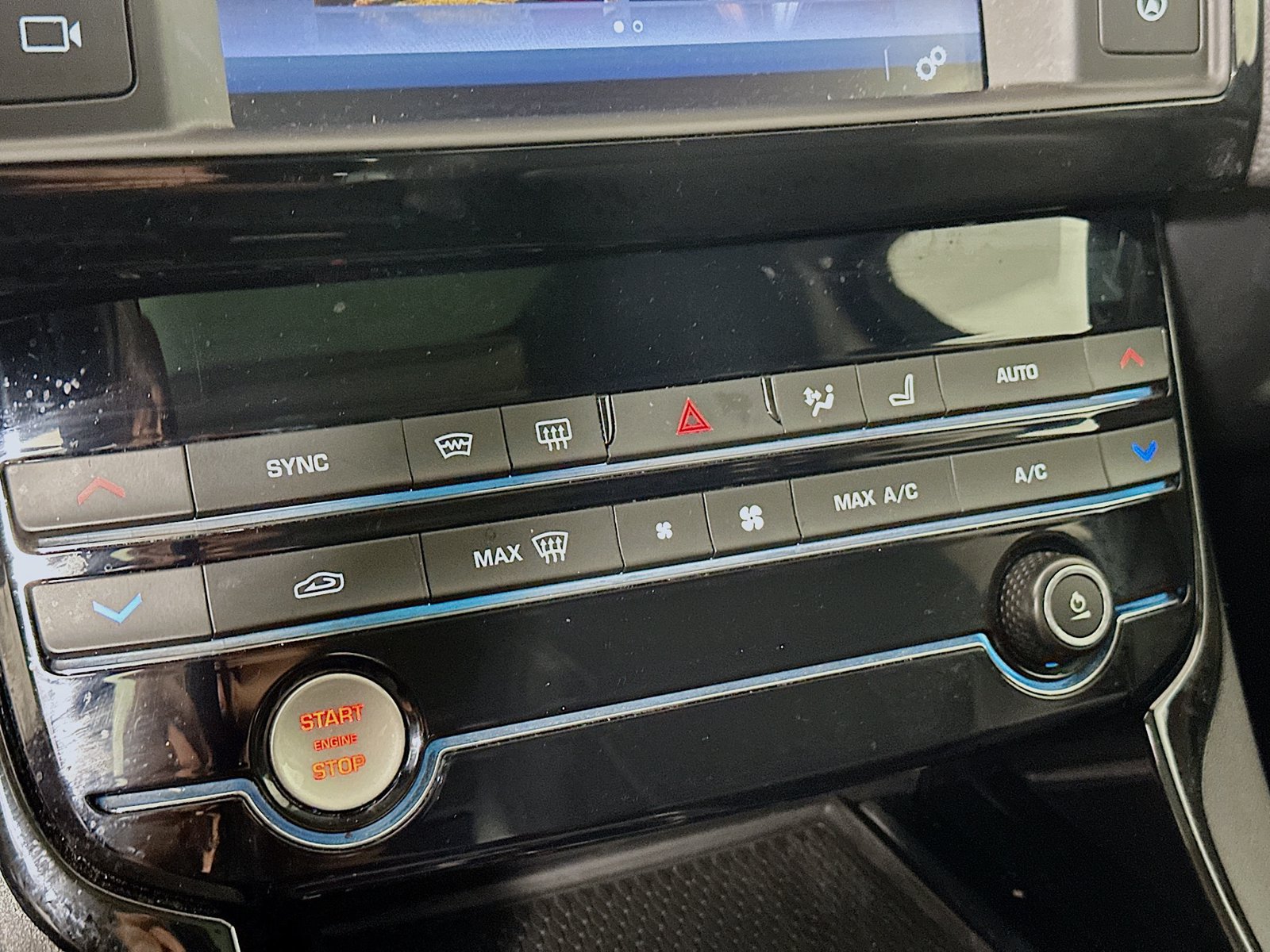 Used 2018 Jaguar XE Premium AWD/4WD image 26