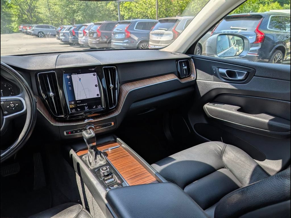Used 2021 Volvo XC60 T6 Momentum AWD/4WD image 12