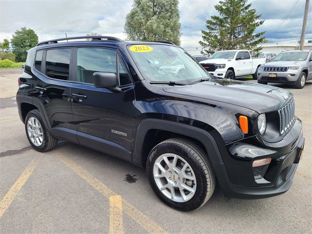 Used 2023 Jeep Renegade Latitude w/ Premium Group image 4
