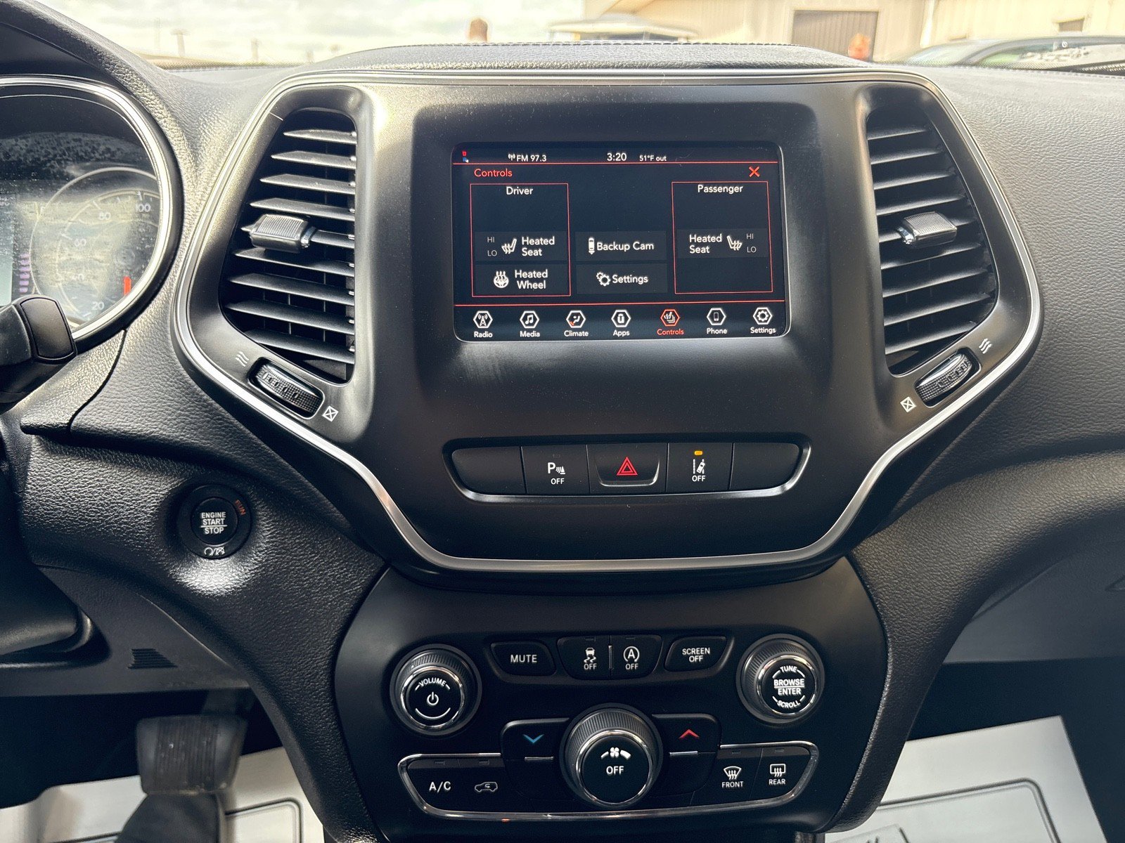 Used 2021 Jeep Cherokee Latitude Plus AWD/4WD image 18