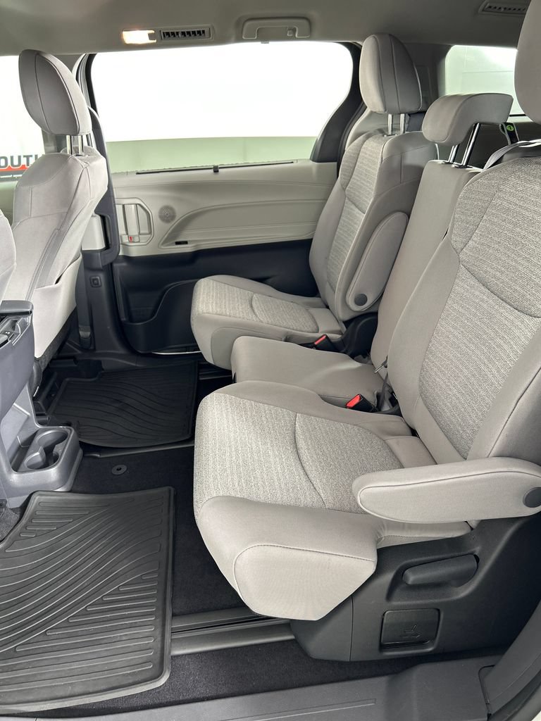 Used 2023 Toyota Sienna LE AWD/4WD image 16