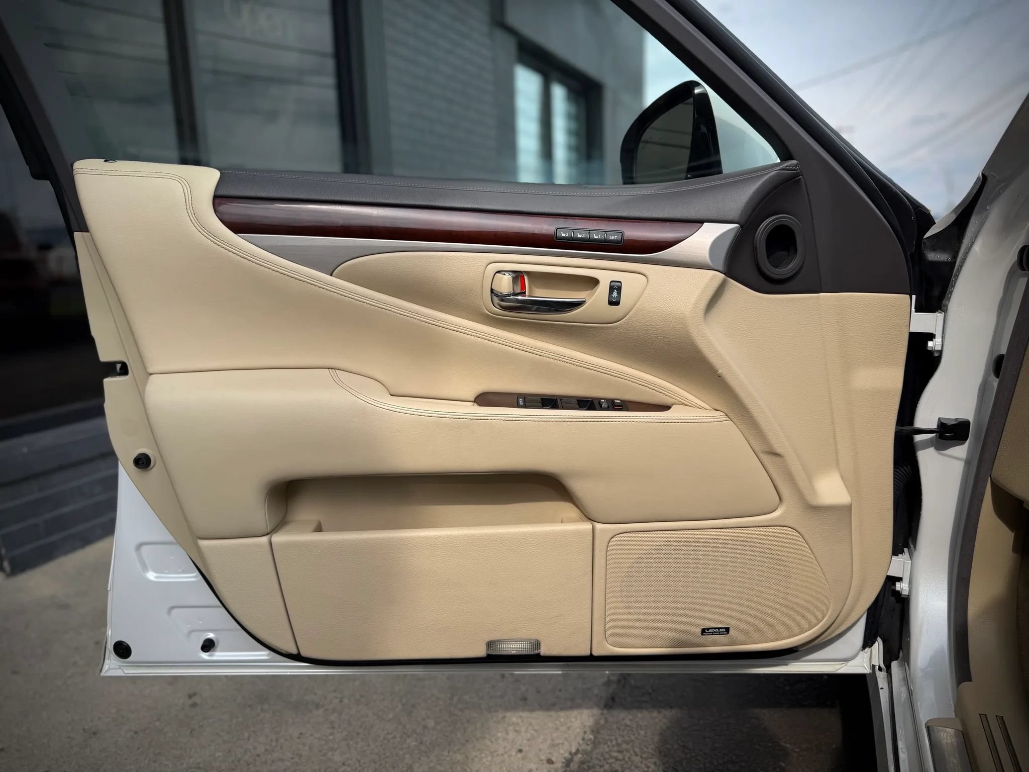 Used 2017 Lexus LS 460 AWD w/ Comfort Package image 9