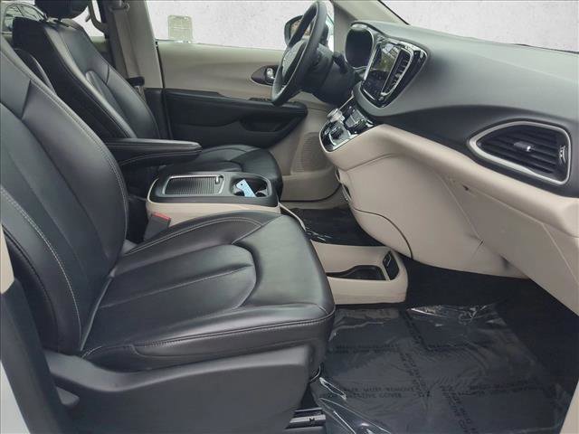 Used 2023 Chrysler Pacifica Touring-L image 20