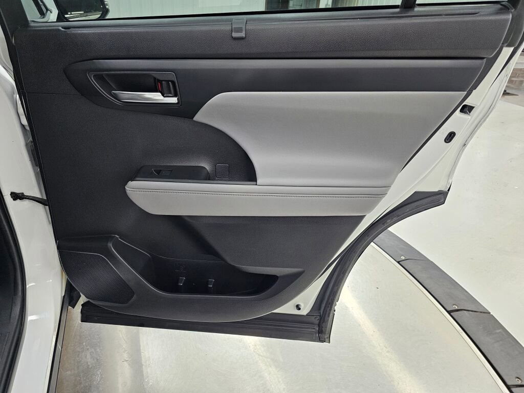 Used 2021 Toyota Highlander XLE image 39