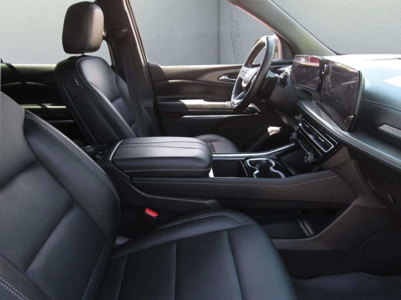 Used 2025 Chevrolet Traverse LT FWD image 8