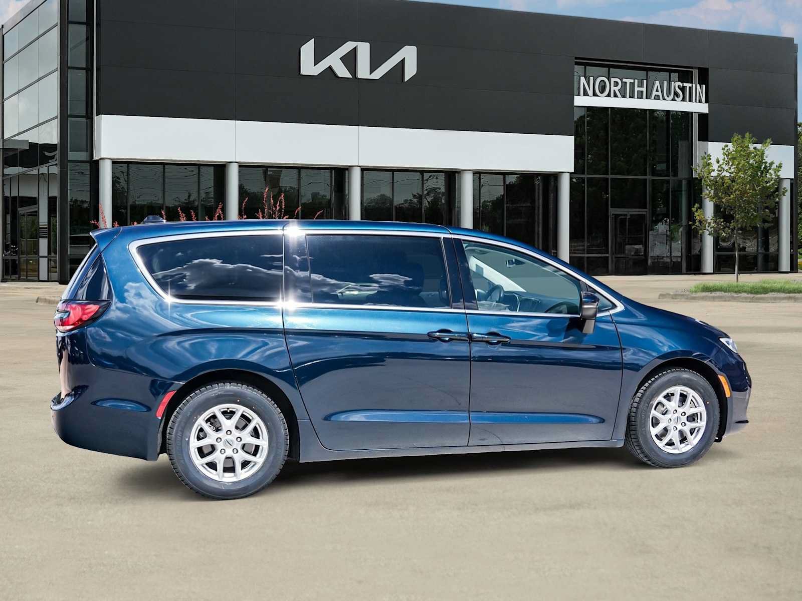 Used 2023 Chrysler Pacifica Touring-L FWD image 6