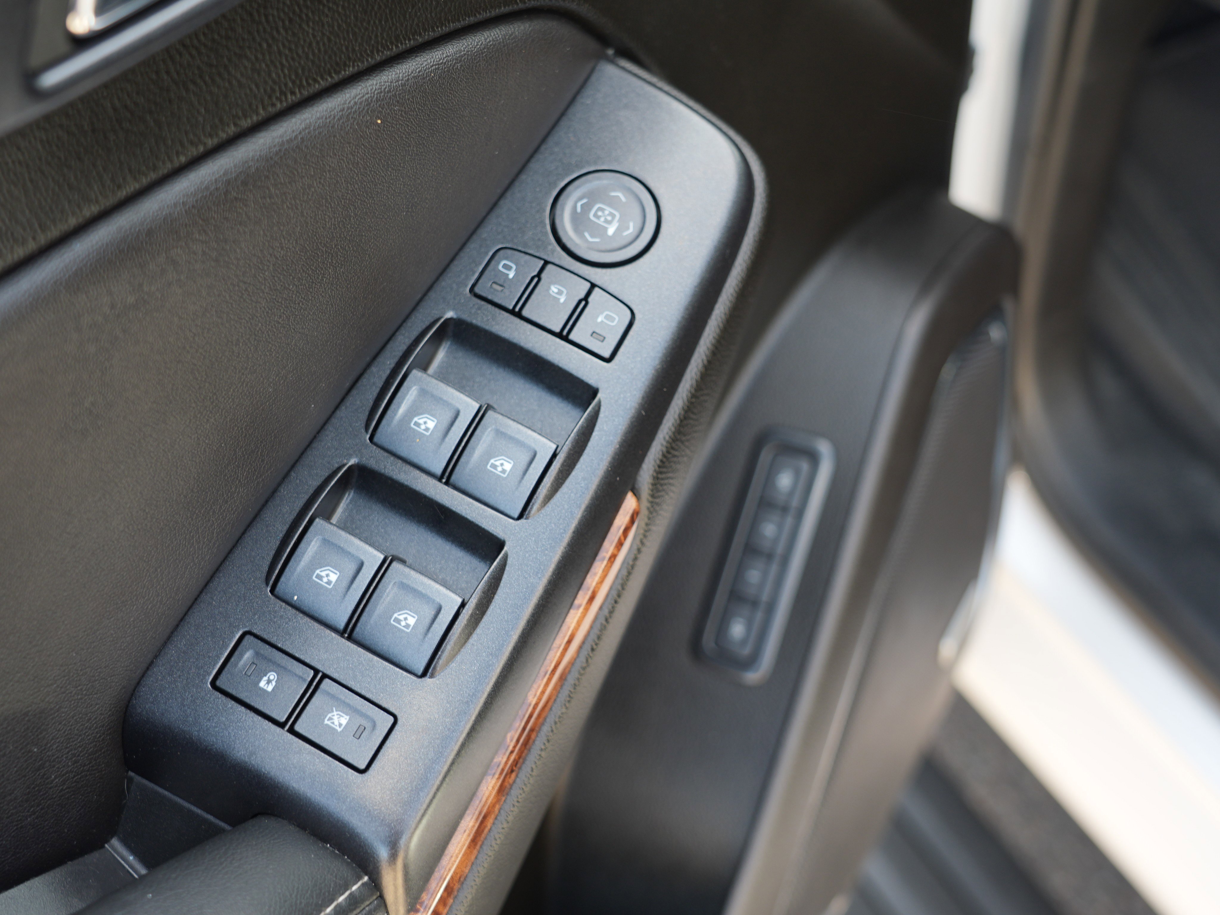 Used 2020 Chevrolet Suburban Premier AWD/4WD image 17