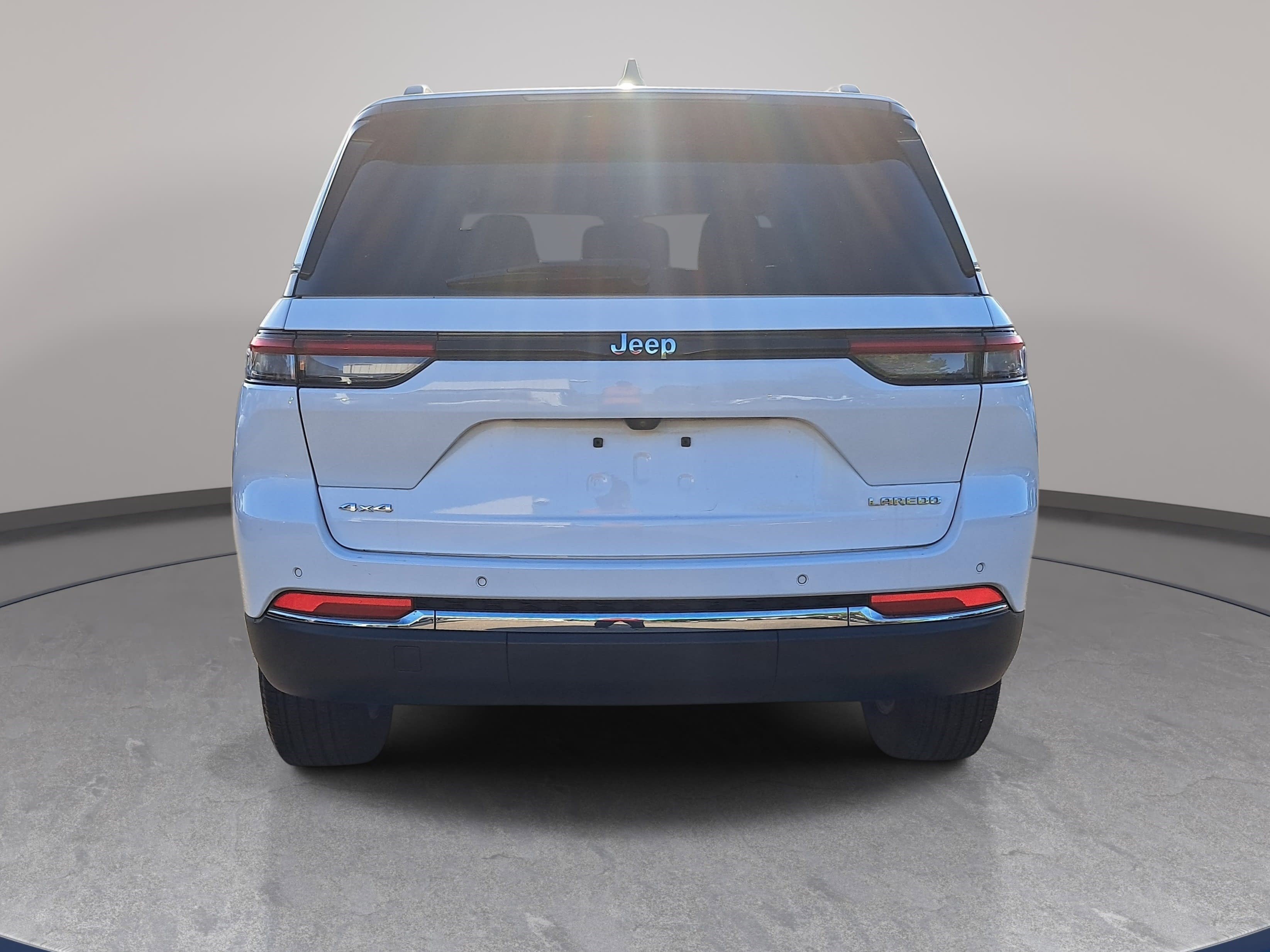 Used 2023 Jeep Grand Cherokee Laredo image 6