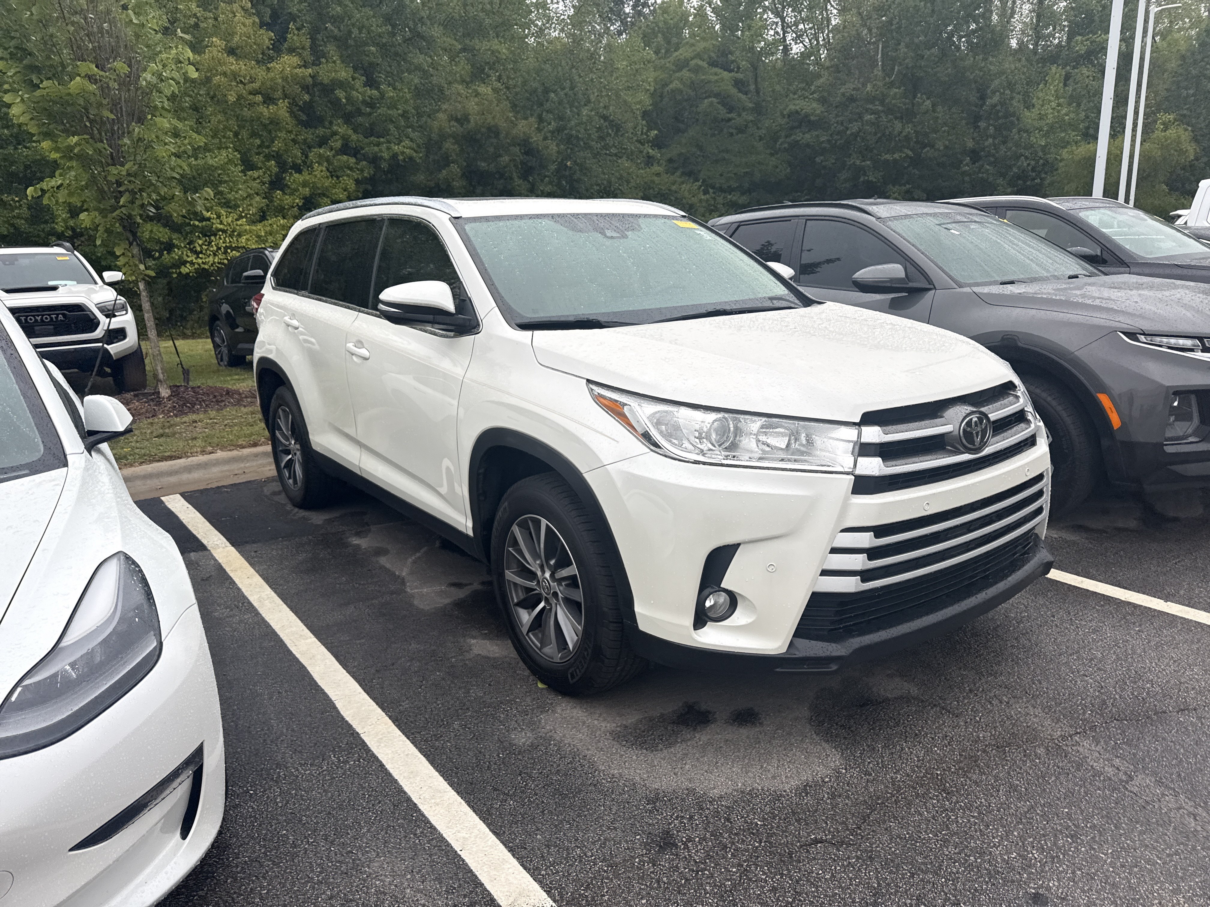Used 2019 Toyota Highlander XLE FWD image 5