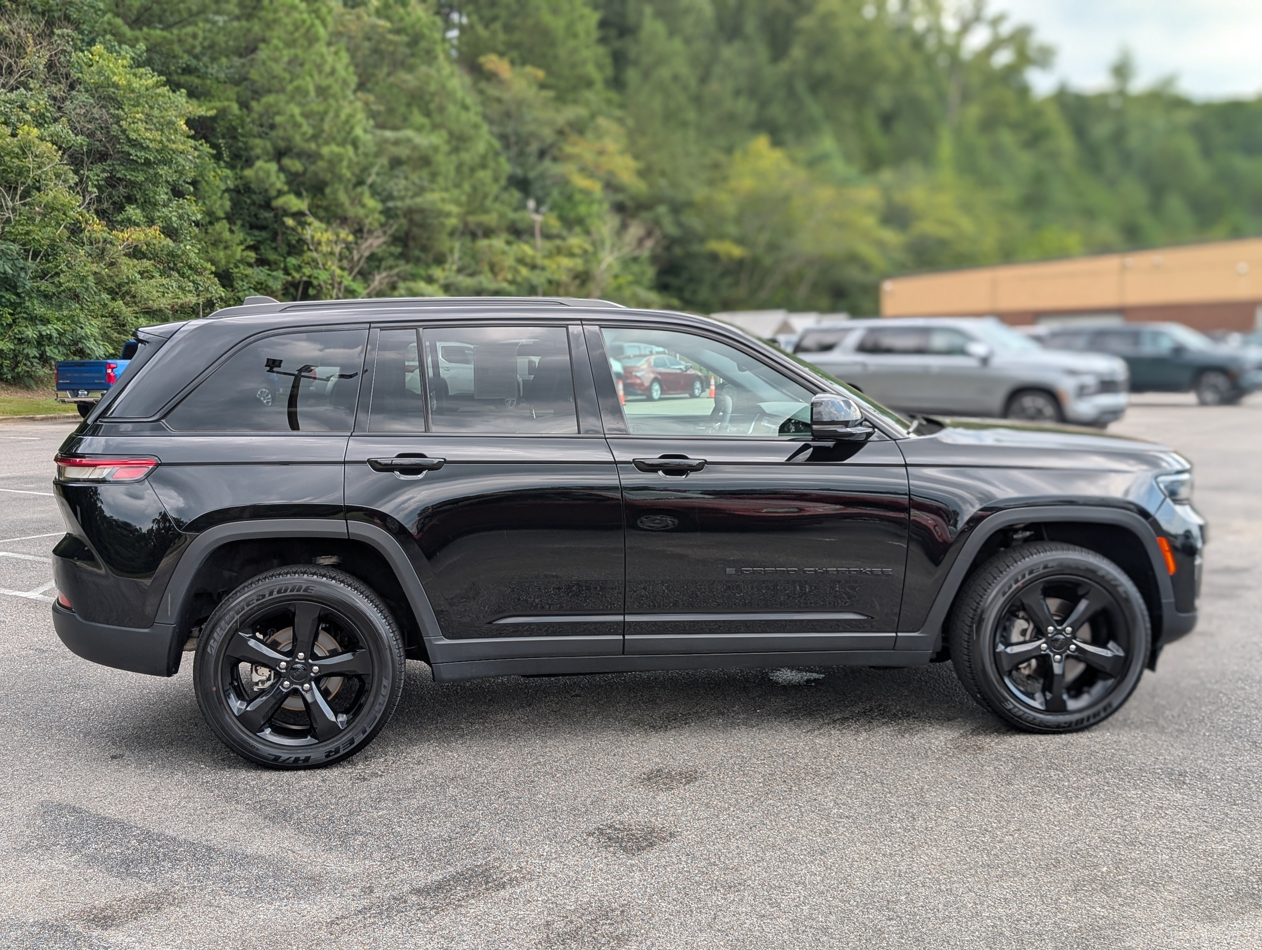 Used 2024 Jeep Grand Cherokee Altitude AWD/4WD image 10