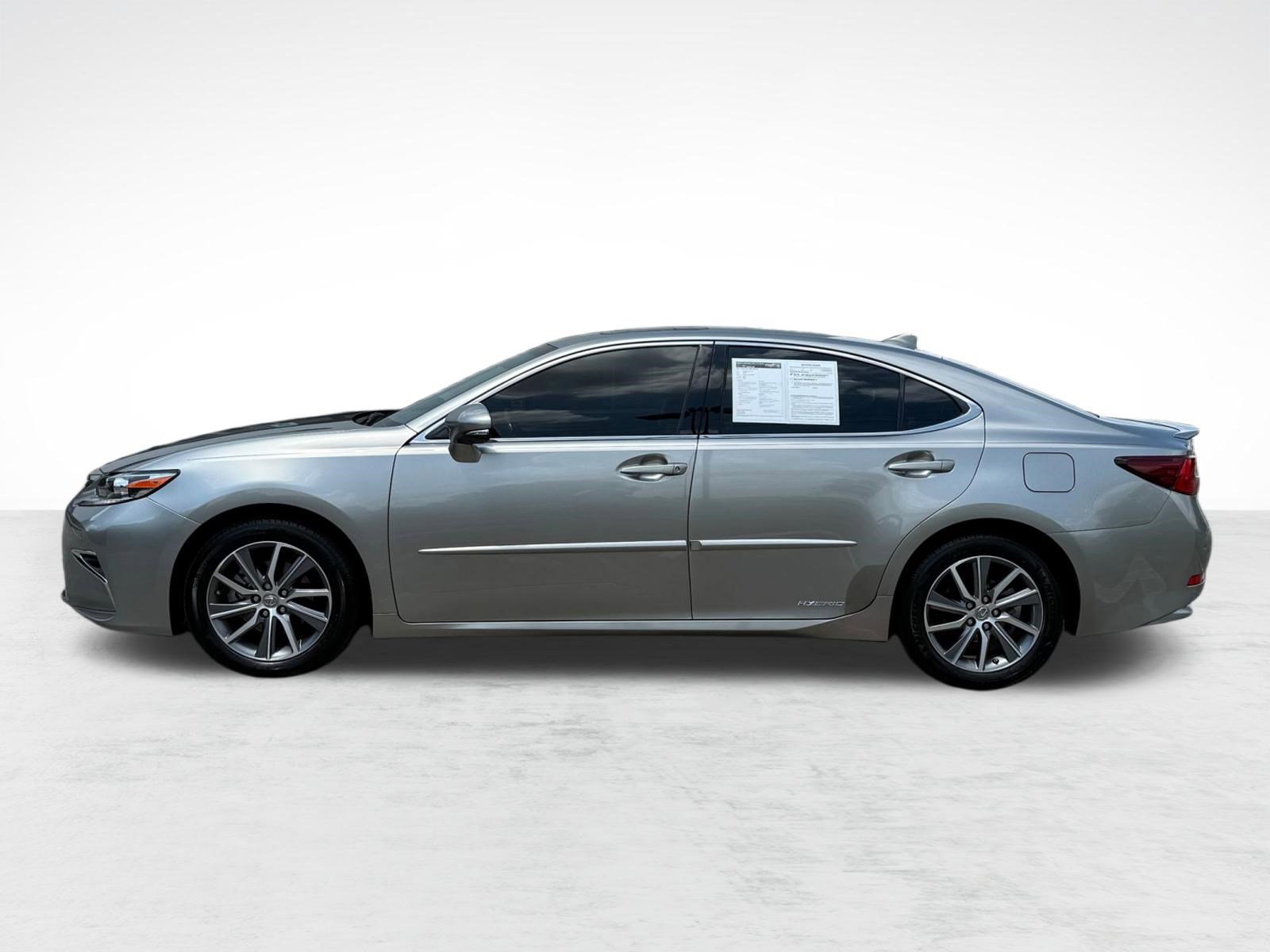 Used 2016 Lexus ES 300h w/ Luxury Package w/Wood Trim image 2