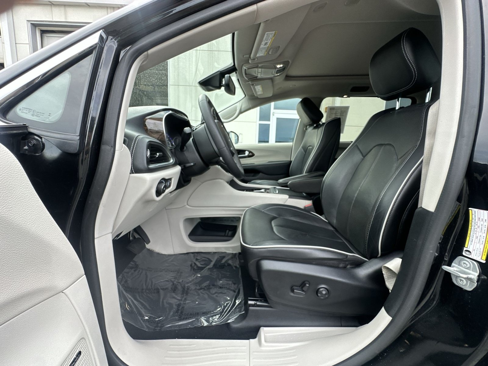 Used 2023 Chrysler Pacifica Limited w/ Uconnect Theater Family Group AWD/4WD image 21