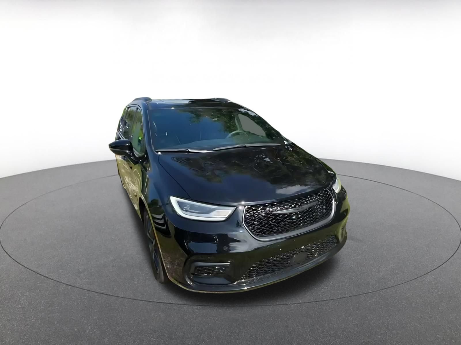 Used 2025 Chrysler Pacifica Limited FWD image 3