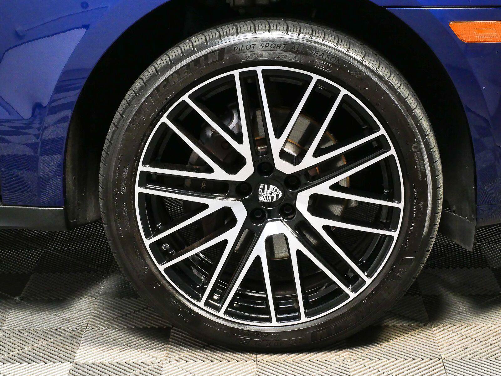 Used 2025 Porsche Macan Turbo AWD/4WD image 41