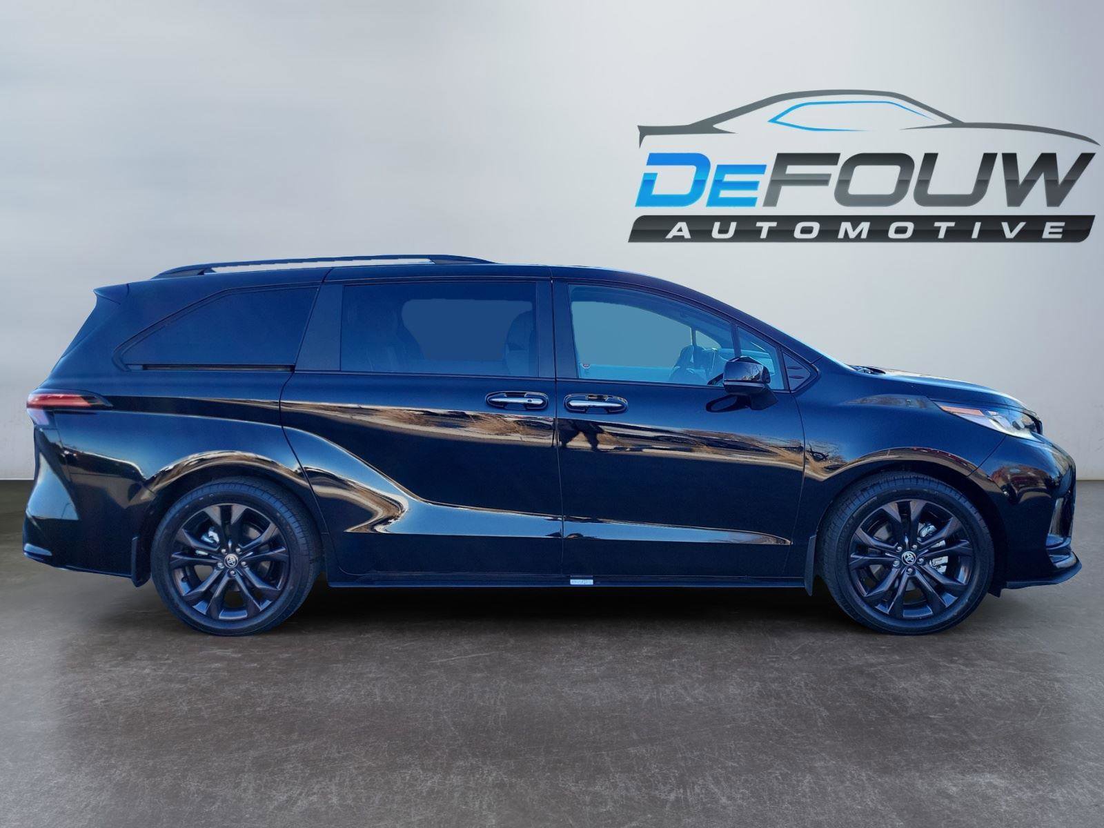 Used 2025 Toyota Sienna XSE image 2