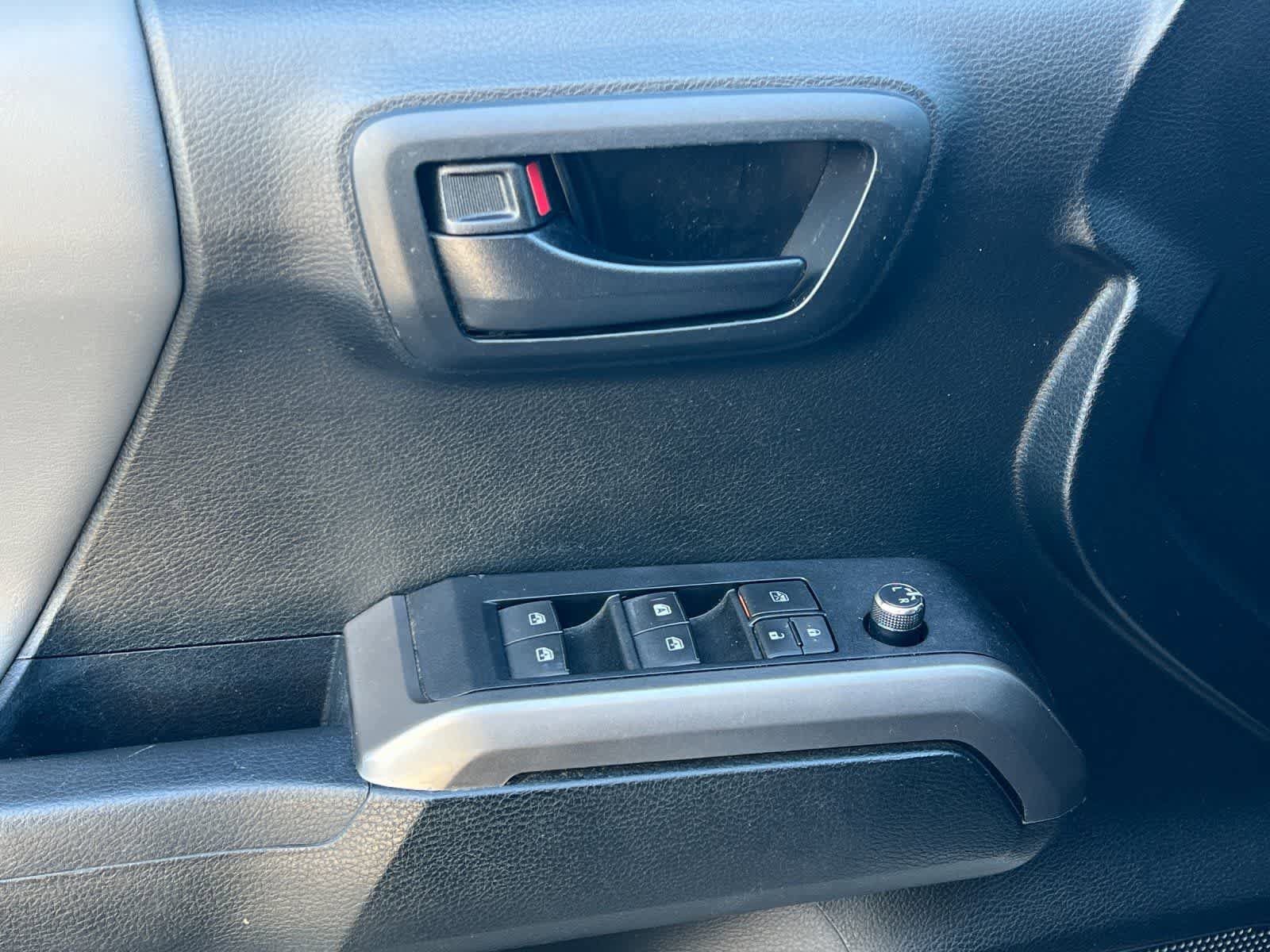 Used 2016 Toyota Tacoma SR5 w/ SR5 Appearance Package (SN) image 13