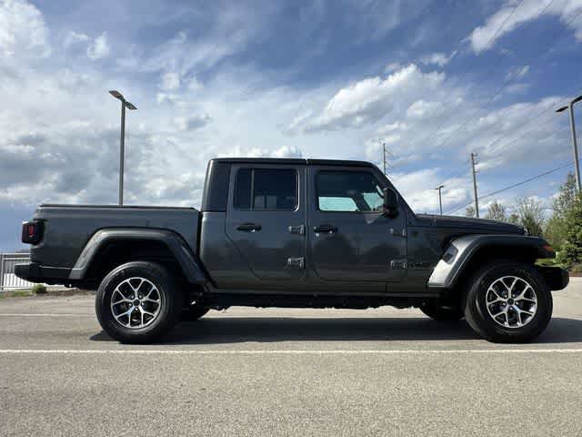 Used 2025 Jeep Gladiator Sport AWD/4WD image 3