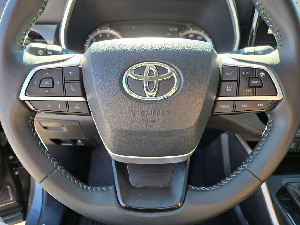 Used 2024 Toyota Highlander XLE image 25