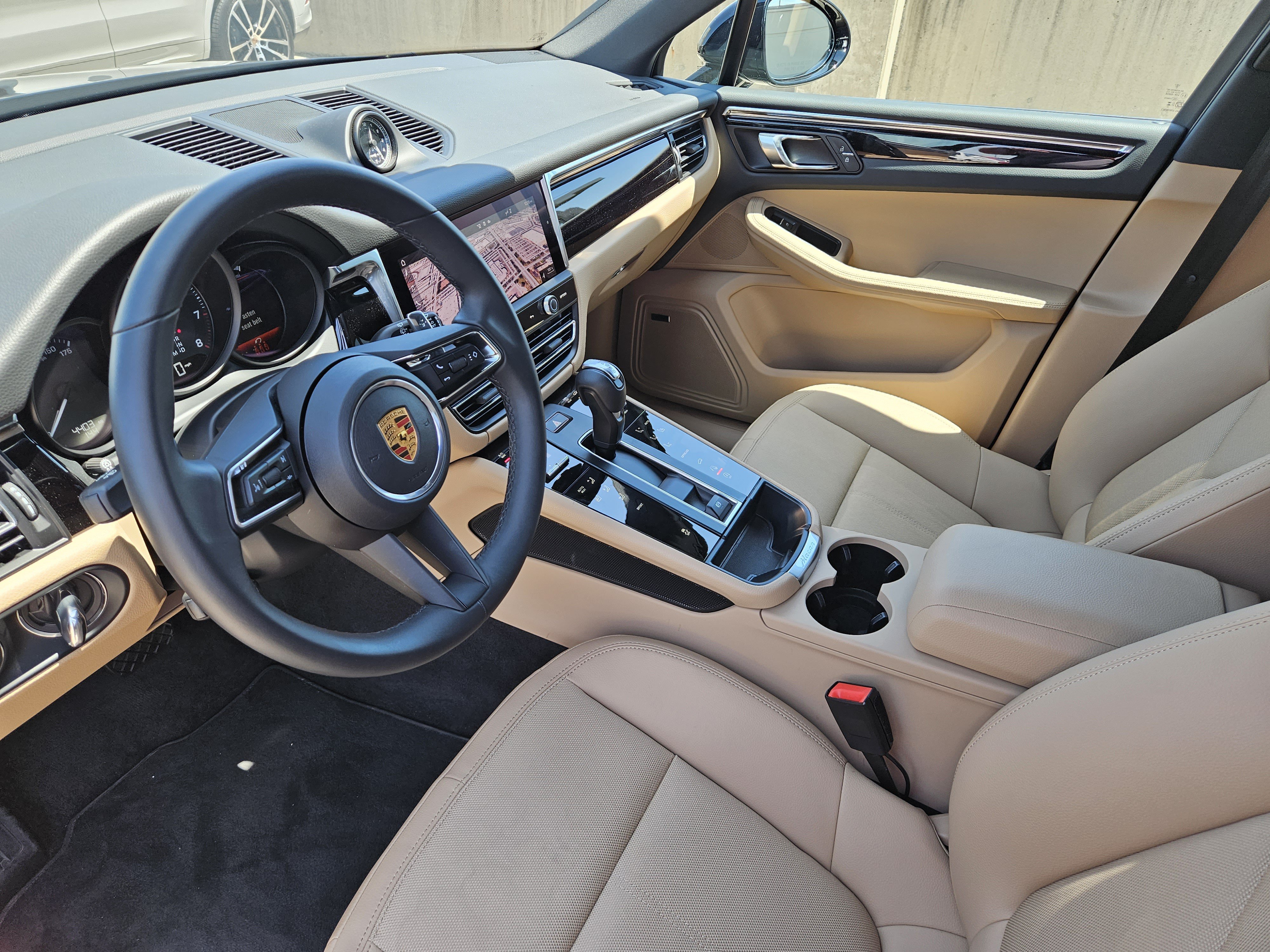 Certified 2026 Porsche Macan AWD/4WD image 4