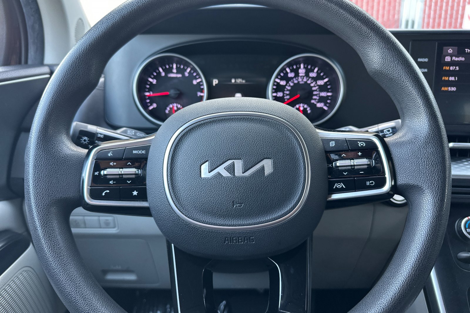 Used 2022 Kia Carnival LX image 24