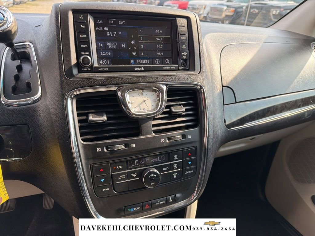 Used 2015 Chrysler Town & Country Touring image 14