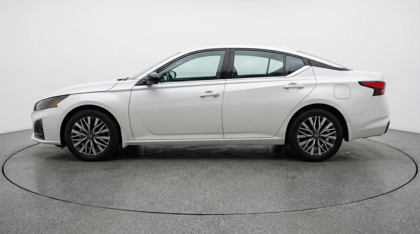 Used 2025 Nissan Altima 2.5 SV FWD image 5