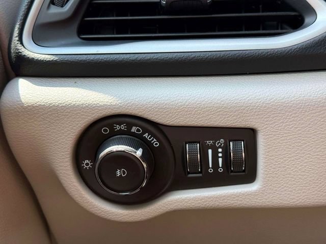 Used 2023 Chrysler Pacifica Touring-L FWD image 19