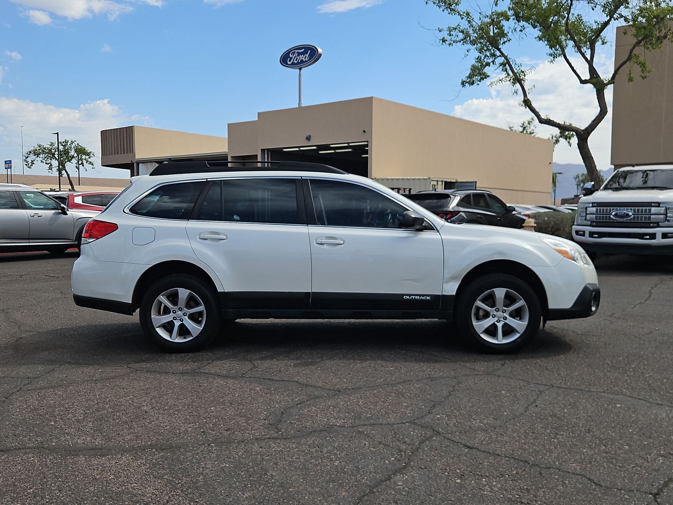 Used 2014 Subaru Outback 2.5i w/ Alloy Wheel Package AWD/4WD image 4