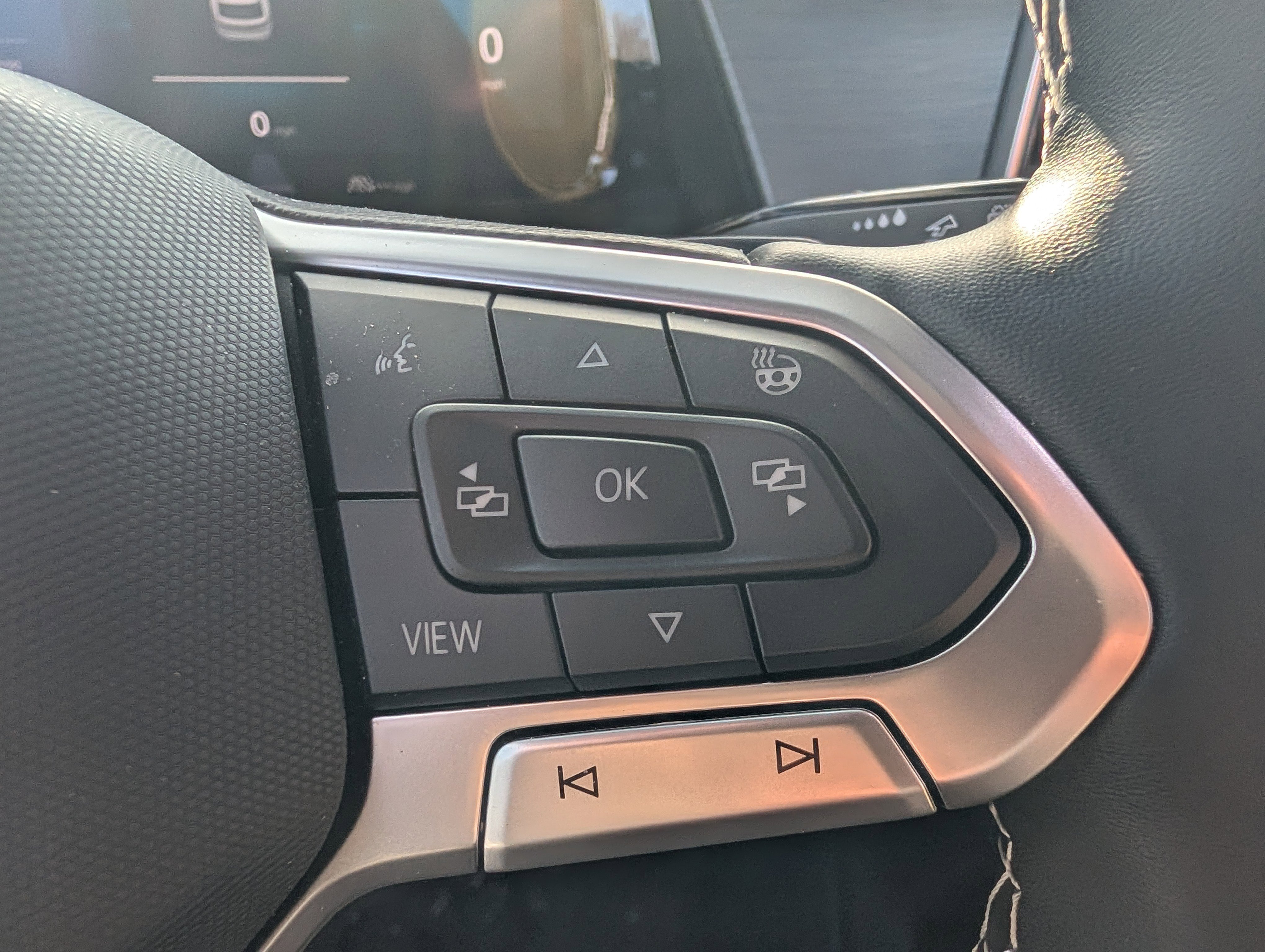 Certified 2025 Volkswagen Atlas Cross Sport SE image 28